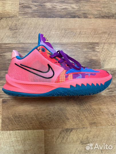 Кроссовки Nike Kyrie Low 4'1 world 1 People