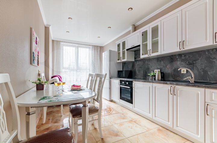 2-к. квартира, 70 м², 8/25 эт.