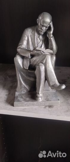 Ленини читает книгу,статуэтка силумин