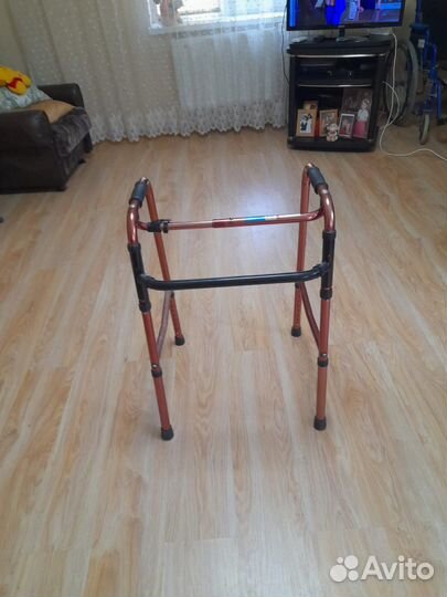 Коляска инвалидная и ходунки