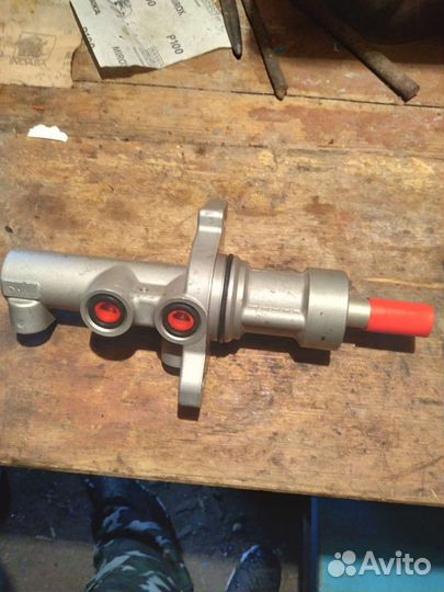 Главный тормозной Mercedes-Benz