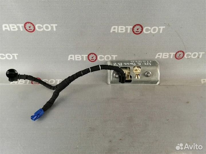 Кнопка открывания багажника с камерой заднего вид