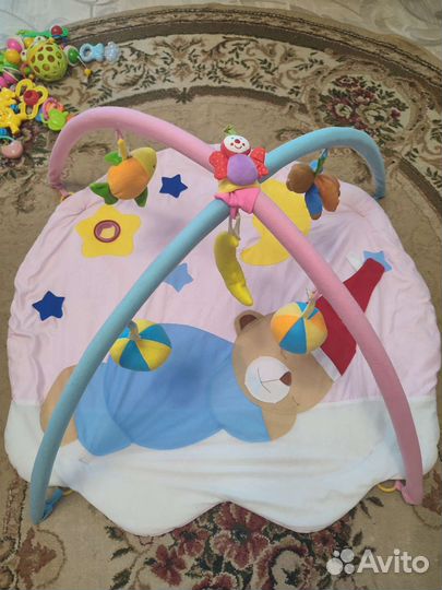 Развивающий коврик и погремушки