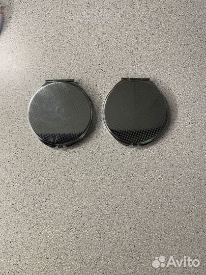 Очки, брошь и зеркальца