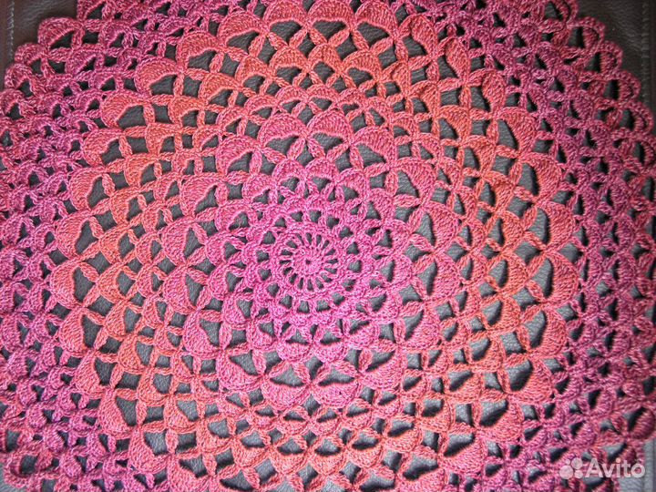 Салфетка круглая вязаная бордовая Ручная работа