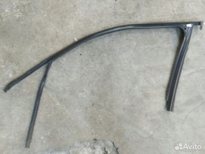 Уплотнитель стекла двери передний правый