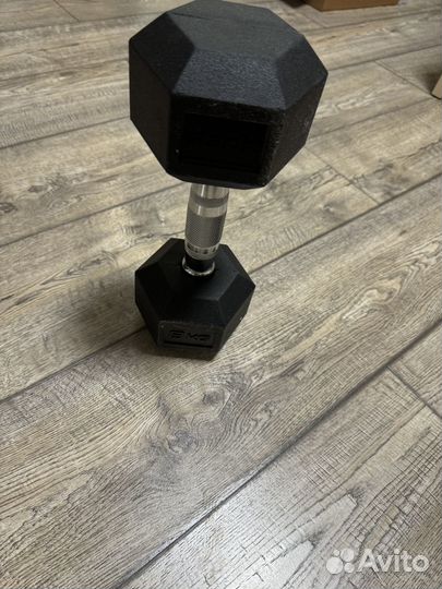 Продам гантелю 8 кг новая