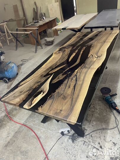 Стол из слэба и смолы