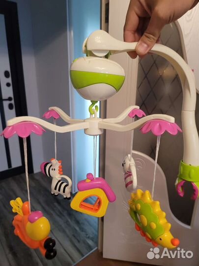 Мобиль на кроватку жирафики