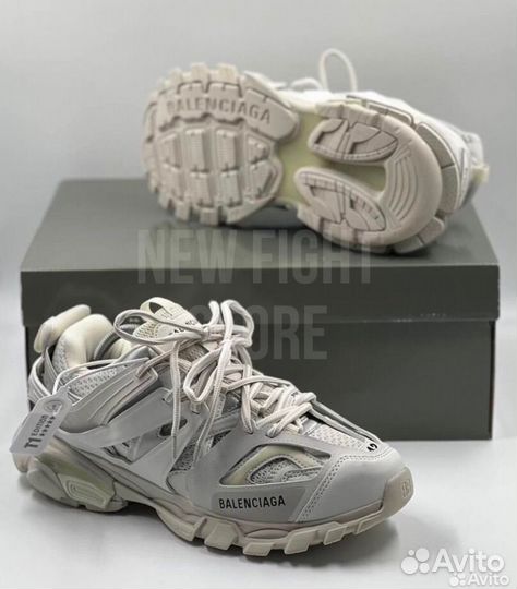 Кроссовки balenciaga track 1 белые на руках