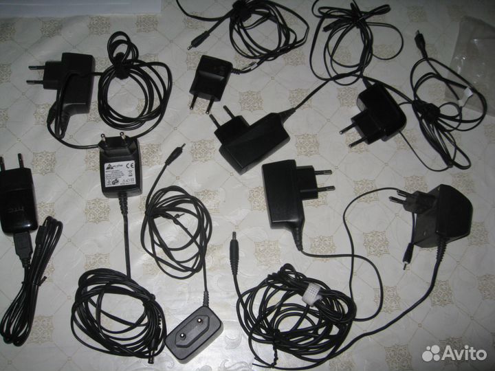 Аксессуары к телефонам: адаптеры, зарядки, наушник