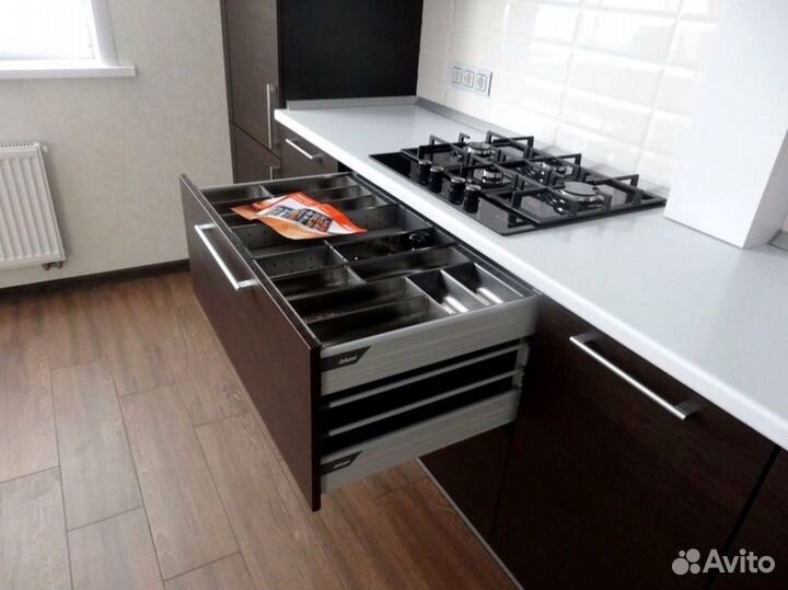 Прямой кухонный гарнитур современный