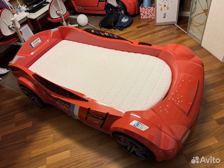 Детская кровать в виде машины