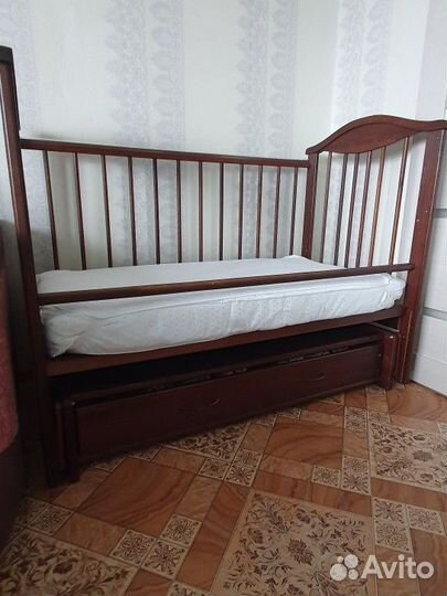 Детская кроватка с маятником и ящиком