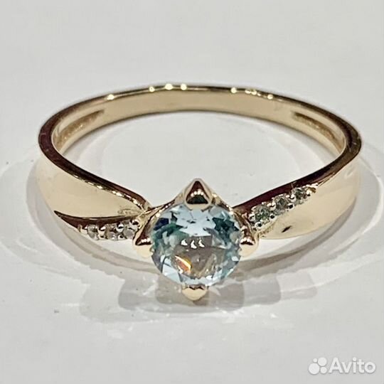 Золотое кольцо с камнем