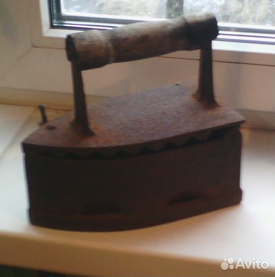 Старинный угольный утюг