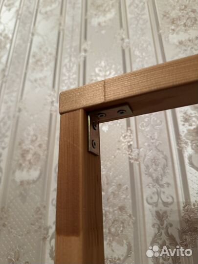 Деревянная стойка для фитолампы на подоконник