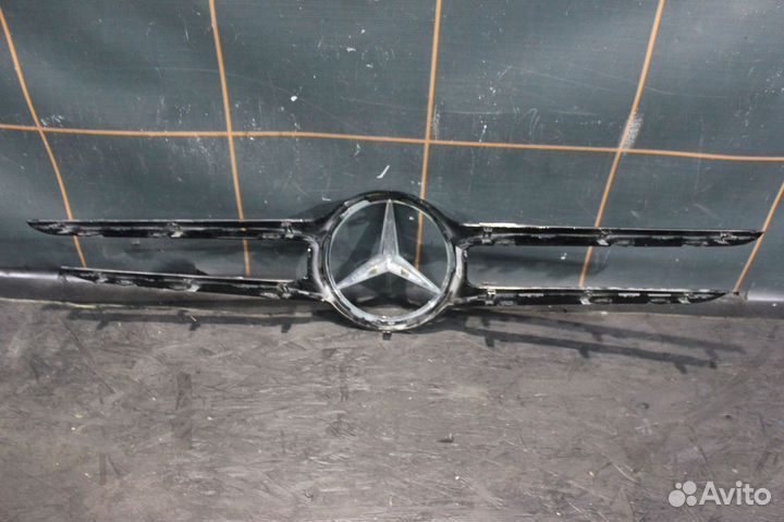 Решетка радиатора -Mercedes-Benz C-klasse W205 AMG