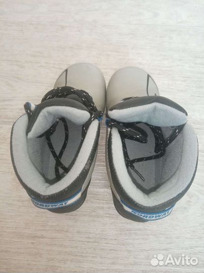 Лыжные ботинки 31 р. Палки 82 см