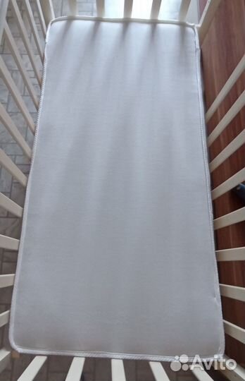 Детская кроватка с маятником