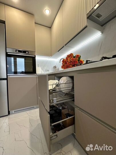 Кухня на заказ с доводчиками в Омске