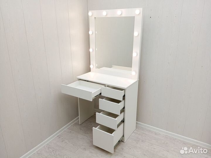 Туалетный столик с зеркалом