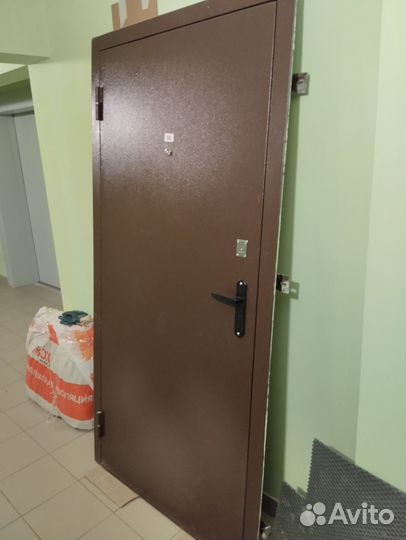 Дверь входная металлическая от застройщика