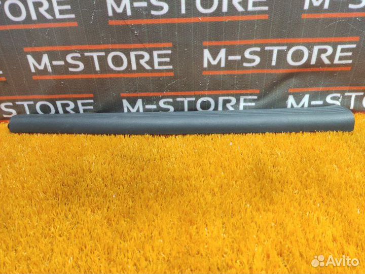 Накладка на порог салона передняя правая