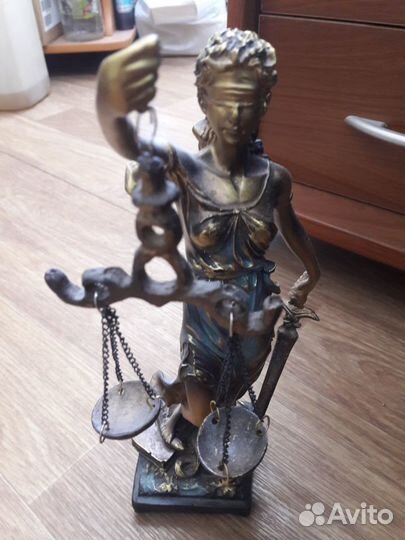 Статуэтка фемида