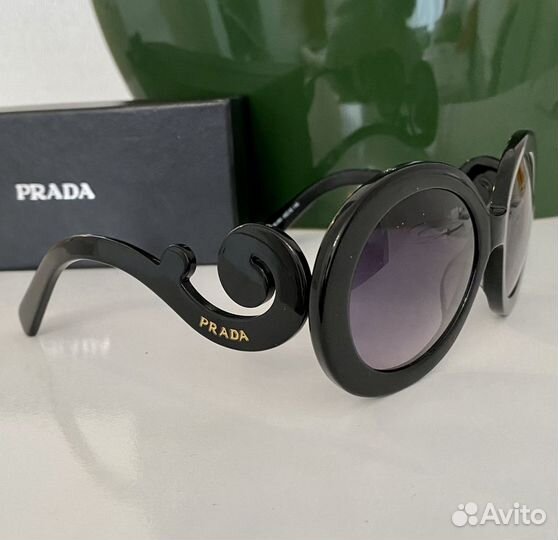 Солнечные очки Prada