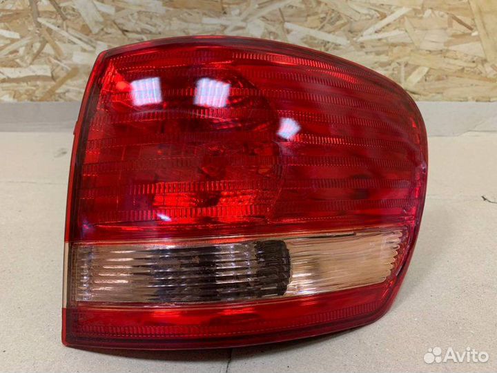 Фонарь задний правый Toyota Ipsum ACM21