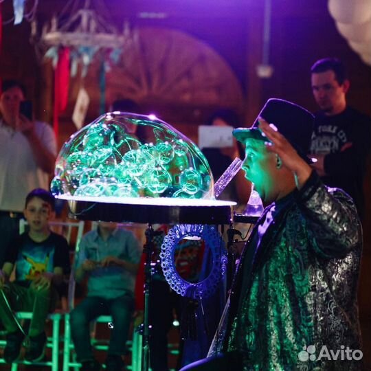 Шоу мыльных пузырей с фокусами и трюками