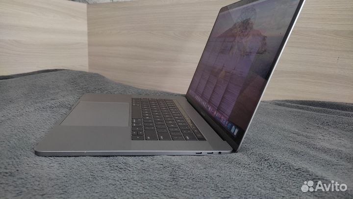 Macbook pro 15 2017 i7 16gb