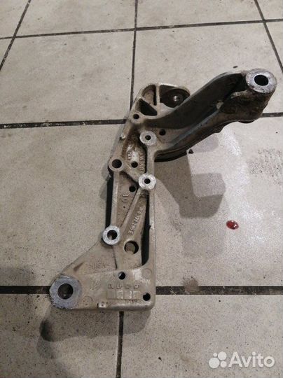 Кронштейн подрамника правый Audi А3 8P BVZ 2 2006