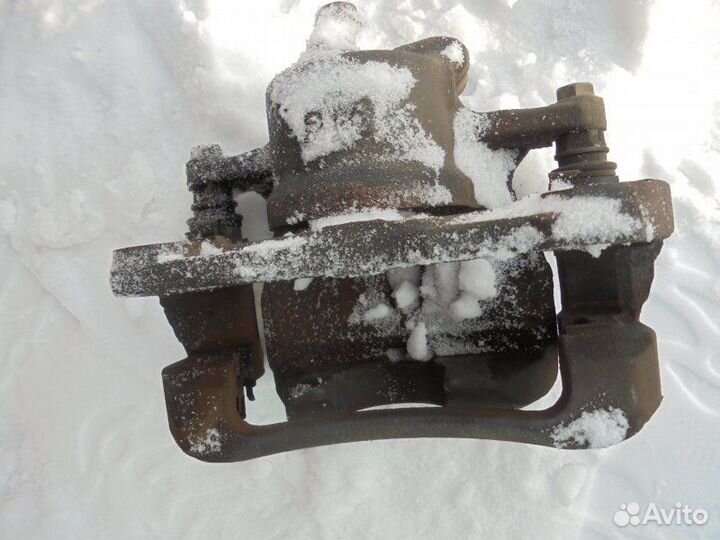 Суппорт передний правый Toyota Corolla Fielder