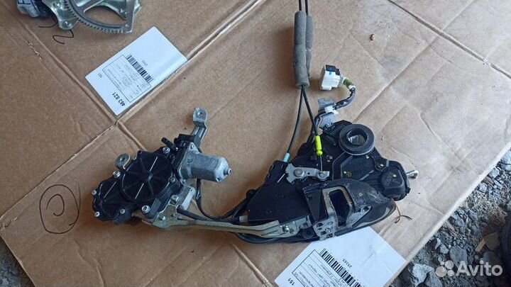 Замок двери передний правый Lexus Ls600H UVF45