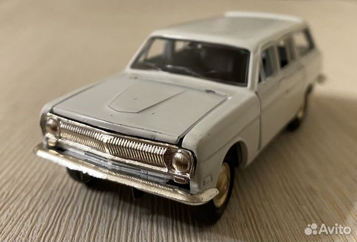 Модель волга газ 2402 редкого белого цвета (1:43)
