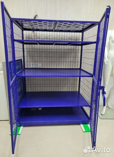 Клетка или сетчатый шкаф с полками