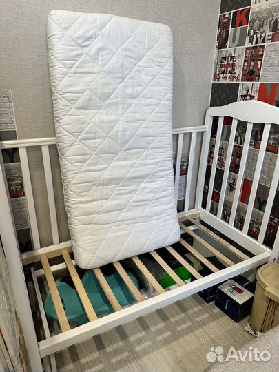 Детская кроватка с маятником