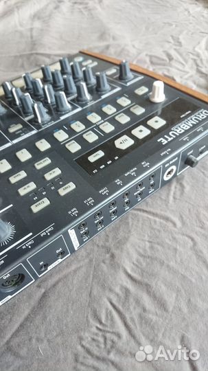 Arturia Drumbrute аналоговая драм машина