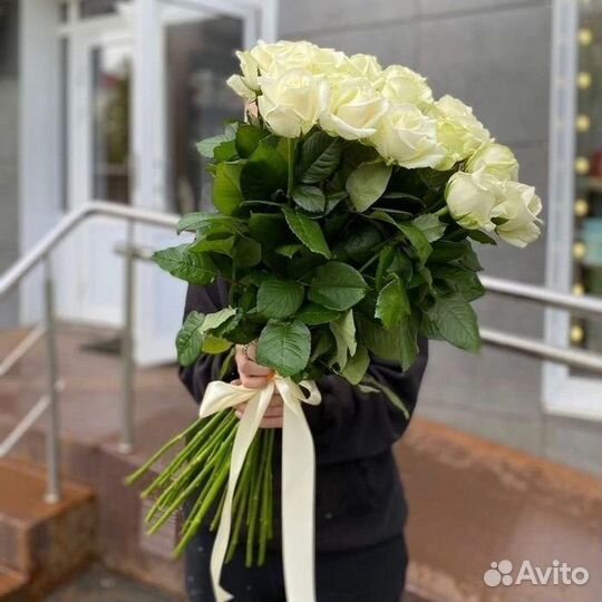 25 высоких белых роз