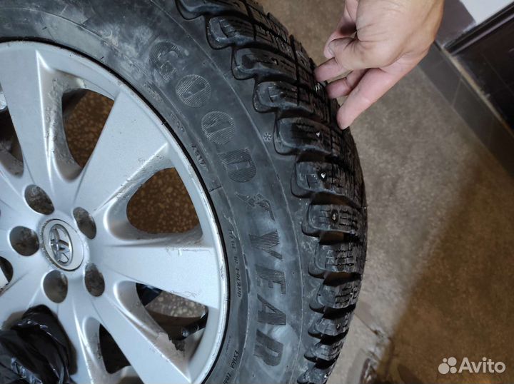 Goodyear Ultragrip Ice Arctic 215/60 R16