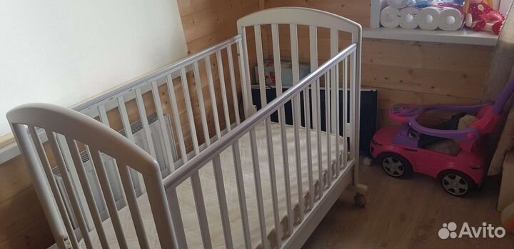 Детская кроватка с ящиком и матрасом