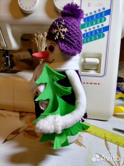 Снеговик под елку