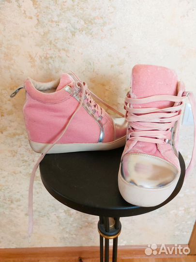 Кроссовки женские