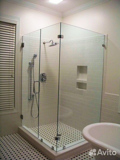 Стеклянные душевые кабины