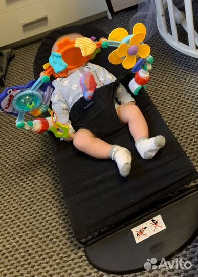 Шезлонг с развивающими ковриками для ползанья