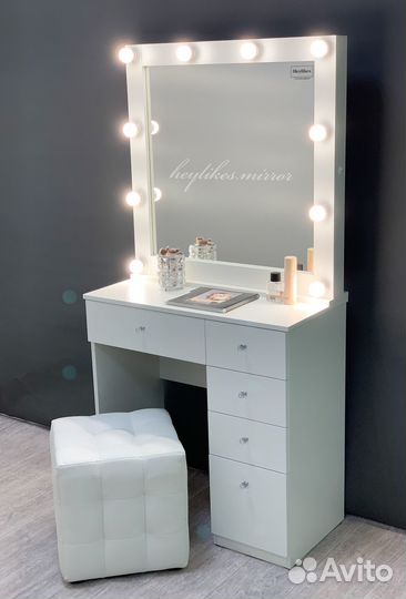 Зеркало с подсветкой и туалетный столик