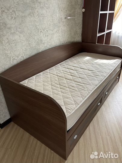 Кровать с матрасом