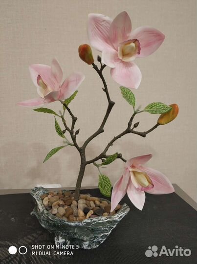 Композиция из искусственных цветов для декора